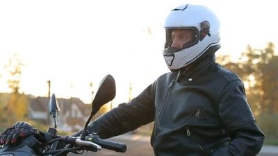Recomiendan el uso de casco, campera y guantes a motociclistas