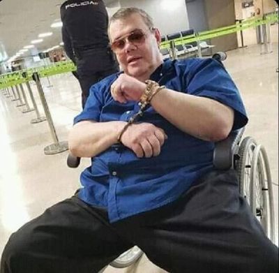 Exgobernador es detenido y esposado en España