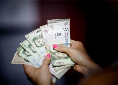 Argentina retira billetes de cinco pesos
