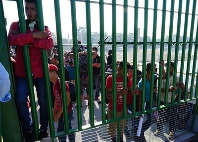 Migrantes de nueva caravana de centroamericanos intentan entrar ilegalmente a México