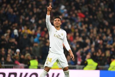 Doblete de Casemiro coloca líder provisional al Real