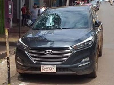 Denuncian a hermano de Miguel Prieto por romper parabrisas en Ciudad del Este