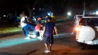 Corredores clandestinos en moto casi linchan a un conductor