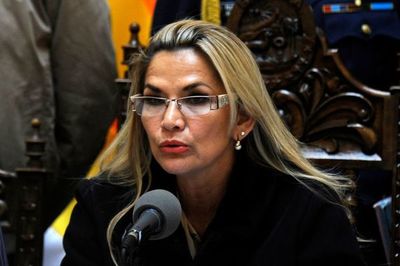 Presidenta de Bolivia pide la renuncia de todos sus ministros