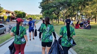 Trotar y recoger basuras: nueva tendencia entre corredores que ayuda a eliminar criaderos del transmisor del dengue