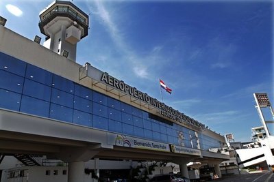 Cerca de 700 personas aguardaron largas horas para que los atiendan en el aeropuerto