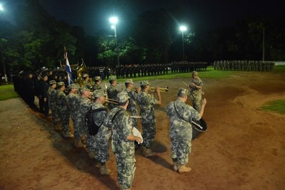 Retreta militar en el barrio Ciudad Nueva