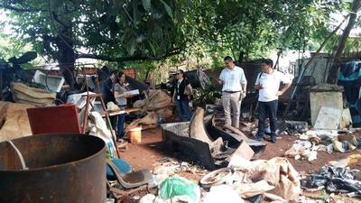 Allanan vivienda y recogen gran cantidad de criaderos de mosquito