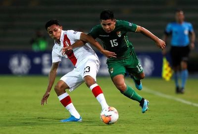 Bolivia derrota a Perú y espera
