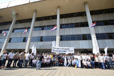 Funcionarios amenazan con paralizar el país si son recortados sus absurdos “beneficios” pagados con el dinero del contribuyente