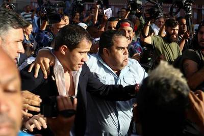Guaidó pide retomar las protestas en un regreso a Venezuela entre golpes