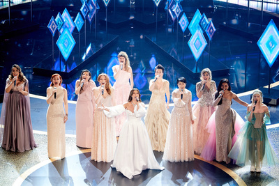 Las "Elsas" del mundo llegaron “mucho más allá” en el escenario de los Premios Oscar