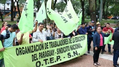 Docentes exigen mejoras salariales y reimpresión de libros para iniciar clases