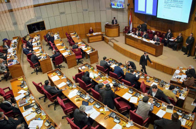 Senado trata Ley de Financiamiento político en medio de manifestación ciudadana