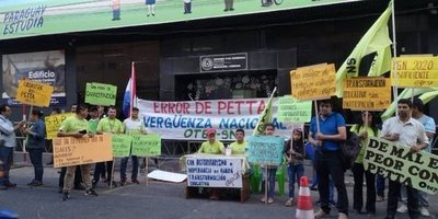 Dos frentes de huelga en MEC: uno si no sube sueldos, otro si no reimprime textos escolares con errores