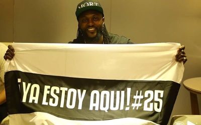 Adebayor llegó a nuestro país y se suma a Olimpia