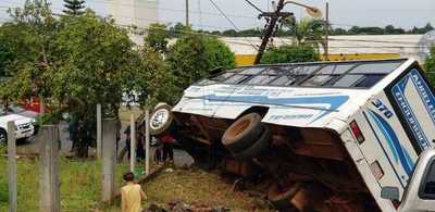 Bus chatarra pierde control y se estrella por una columna
