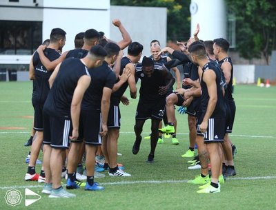 Adebayor entrenó por primera vez en Olimpia