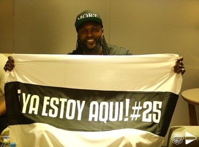 Adebayor reúne a una multitud de personas en el estadio de Olimpia