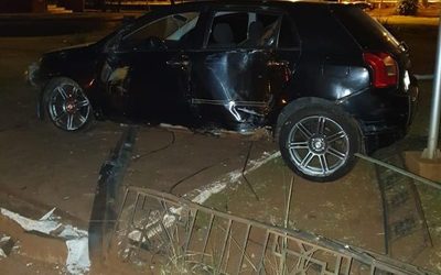 Borracho atropella reja de parque Chino