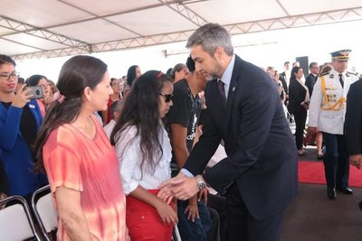Entregan tarjetas de billetaje electrónico a personas con discapacidad visual