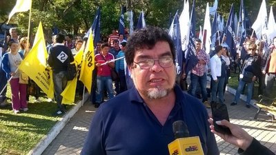Sindicato de docentes decide el miércoles si sus agremiados concurren al primer día de clases; exigen retiro de libros con errores