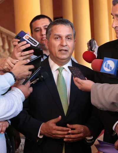 El ministro de la Unidad de Gestión Presidencial Hugo Cáceres, desmintió la salida del ministro de Educación, Eduardo Petta