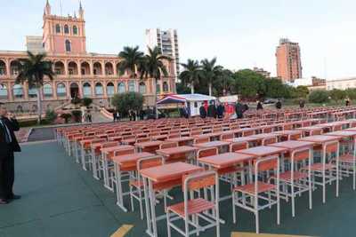 La Entidad Binacional Yacyretá entrega 5.000 mesas-pupitres individuales con sus respectivas sillas al Ministerio de Educación y Ciencias.