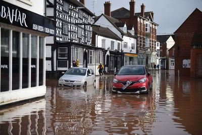 Tormenta Dennis: inundaciones y transportes perturbados en el Reino Unido