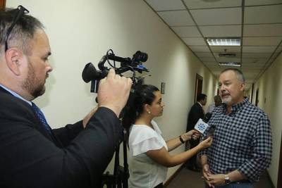 Fiscalía abriría hoy una investigación en contra de Efraín Alegre por falsificación de facturas