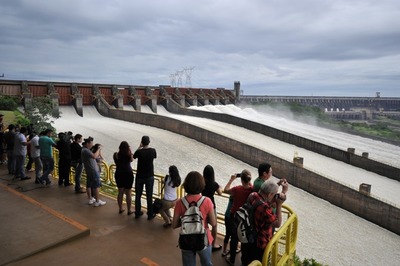 Vertedero de la represa de ITAIPU estará abierto