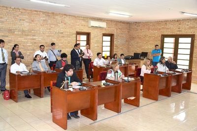 Concejales esteños emplazan a Prieto