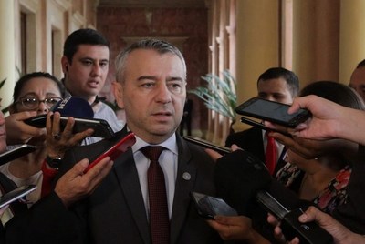 Nenecho, Euclides y Carla, en busca de la solución al “eterno” problema de limpiavidrios y cuidacoches en capital