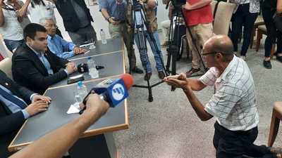 Cuidacoche pide de rodillas a las autoridades poder trabajar