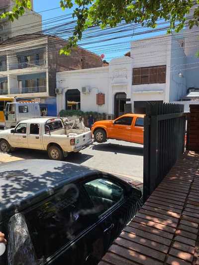 Sancionan a cuatro vehículos del MOPC por mal estacionamiento en Asunción