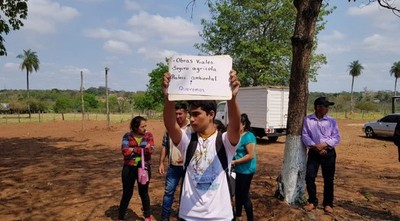Estudiante alzó cartel pidiendo mejor educación: guardia de Abdo destrozó el mensaje