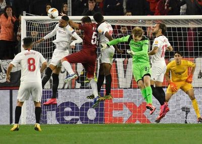 El Sevilla, a octavos sin brillantez