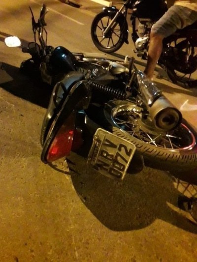 A alta velocidad, sin casco, motociclista atropella lomada y embiste frontalmente contra patrullera, falleciendo en el acto
