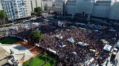 Multitudinaria movilización frente a la Plaza del Congreso para pedir justicia por Fernando Báez Sosa y protestar contra la violencia
