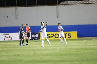 Nacional derrotó a Olimpia y le impide llegar a la cima