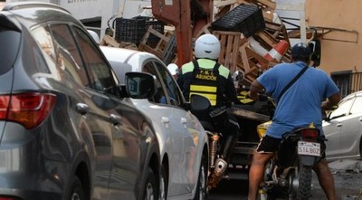 PMT retira vehículos mal estacionados y conos de cuidacoches
