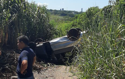 Conductora pierde control de su vehículo y termina en un barranco