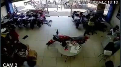 |VIDEO| Entró a un local a robar, no encontró la plata y se alzó con objetos de los empleados