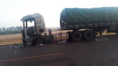 Tracto camión se incendia sobre supercarretera en Santa Fe del Paraná