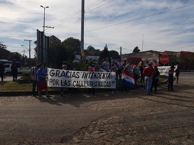 Vecinos de Remanso se manifiestan contra la Intendente de MRA