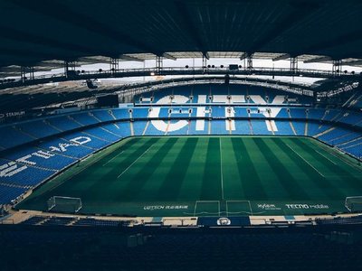 El Manchester City dona comida y flores ante el coronavirus