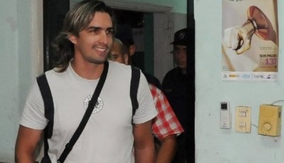 Por agresión y disturbio, detienen a Aquiles Baéz