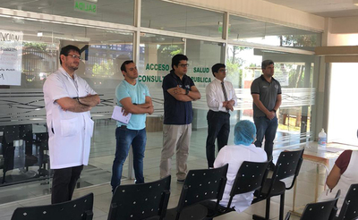 Capacitan a personal de blanco de los diferentes dispensarios médicos