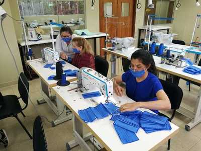 Instructoras del SNPP confeccionan tapabocas y kits para médicos