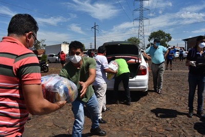 Cámara de Comercio y Servicios y CDE distribuye 1000 cesta básica a taxistas